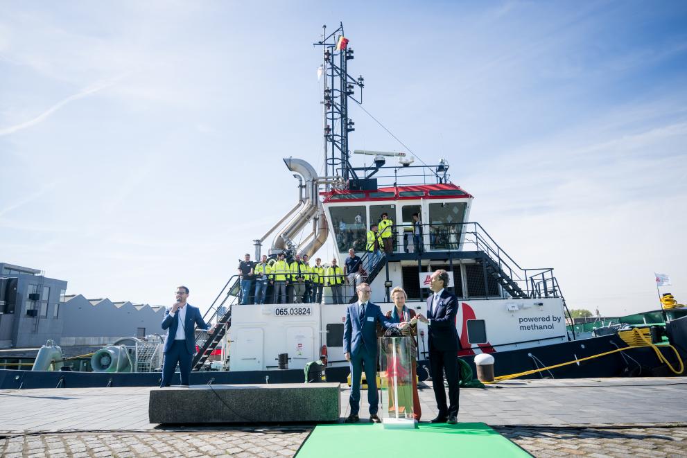 Port of Antwerp-Bruges launches the world’s first methanol-powered ...