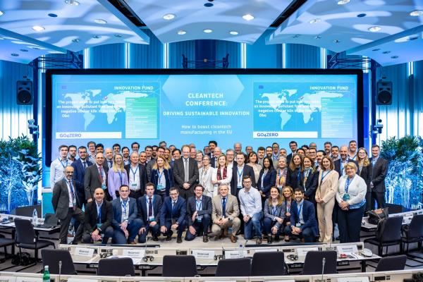 group picture of the LSC2022 projects at the Cleantech conference